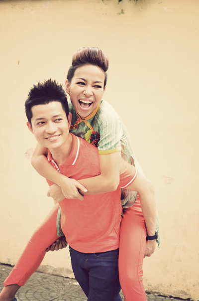 Cả hai vừa thực hiện bộ ảnh cùng nhau. Thuận Việt cõng Thảo Trang trên cả đoạn phố, khiến nữ ca sĩ thích thú cười hết cỡ. Cả hai vừa thực hiện bộ ảnh cùng nhau. Thuận Việt cõng Thảo Trang trên cả đoạn phố, khiến nữ ca sĩ thích thú cười hết cỡ.