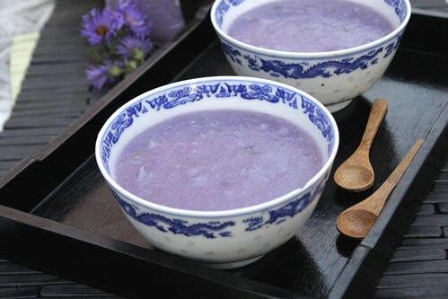 Bát chè nóng với vị ngọt, thơm dẻo hương khoai mỡ hay còn gọi là khoai tía, mộc mạc bình dị như con người đất Cố đô.