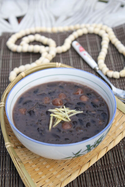 Bát chè nóng với đỗ đen và hạt mềm, quyện lẫn với những hạt trân châu dai và thoang thoảng mùi thơm của gừng.