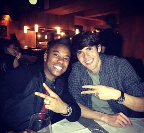 Kaka có một bữa tối thân mật cùng người đồng đội Robinho khi trở lại Milan. Kaka có một bữa tối thân mật cùng người đồng đội Robinho khi trở lại Milan.