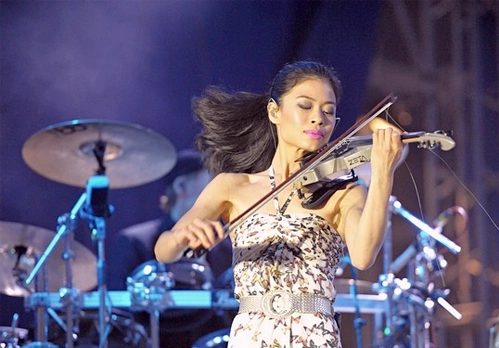 Vanessa-Mae phiêu với cây đàn violin quen thuộc trên sân khấu âm nhạc
