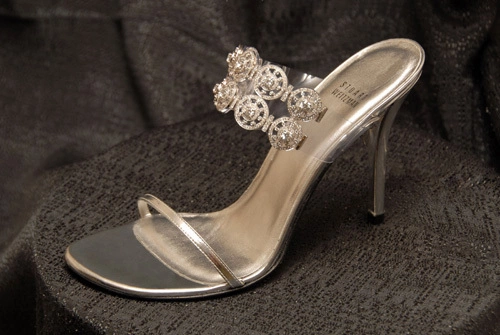 Đôi cao gót màu bạc của Stuart Weitzman có tên gọi là "Giấc mơ kim cương". Nó được gắn 1.420 viên kim cương nặng 30 carat và có giá 500.000 USD (tương đương 10 tỷ đồng). Đôi cao gót màu bạc của Stuart Weitzman có tên gọi là "Giấc mơ kim cương". Nó được gắn 1.420 viên kim cương nặng 30 carat và có giá 500.000 USD (tương đương 10 tỷ đồng).