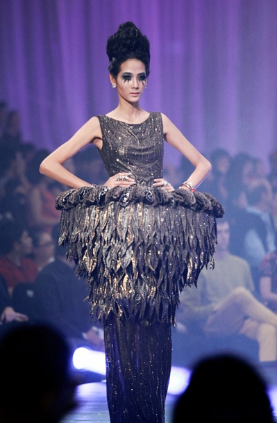 Quan quân Vietnam's Next Top Model 2010 lại giống như một nữ hoàng nấm trong một thiết kế Quan quân Vietnam's Next Top Model 2010 lại giống như một nữ hoàng nấm trong một thiết kế