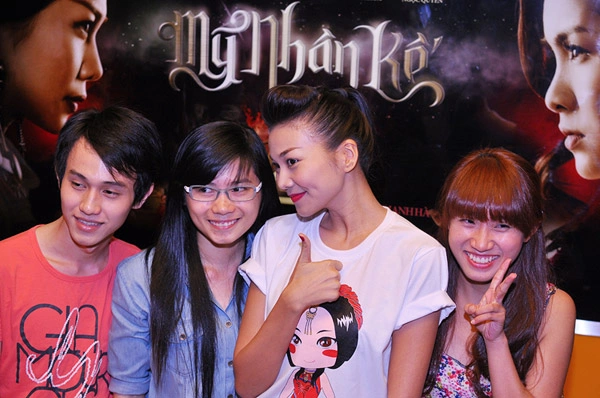 Siêu mẫu có đôi chân dài 1m12 còn được fan in áo để tặng. Siêu mẫu có đôi chân dài 1m12 còn được fan in áo để tặng.