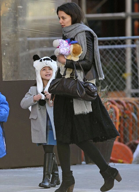 Suri đi dự tiệc cùng mẹ Katie Holmes. Suri đi dự tiệc cùng mẹ Katie Holmes.