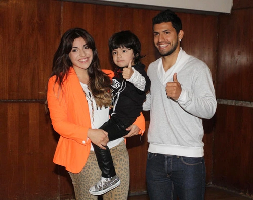 Aguero bên vợ cũ Giannina, con gái Maradona, và cậu nhóc Benjamin kháu khỉnh.