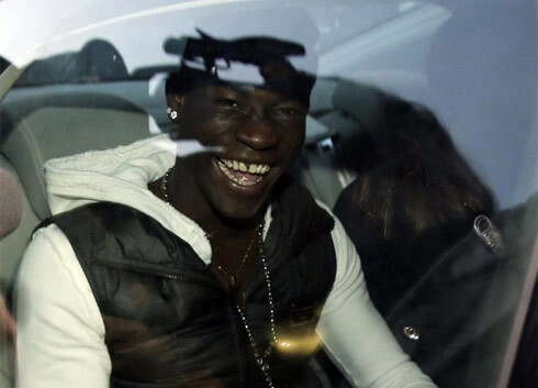 Balotelli cười 'nham nhở' khi ngồi trên xe'. Balotelli cười 'nham nhở' khi ngồi trên xe'.