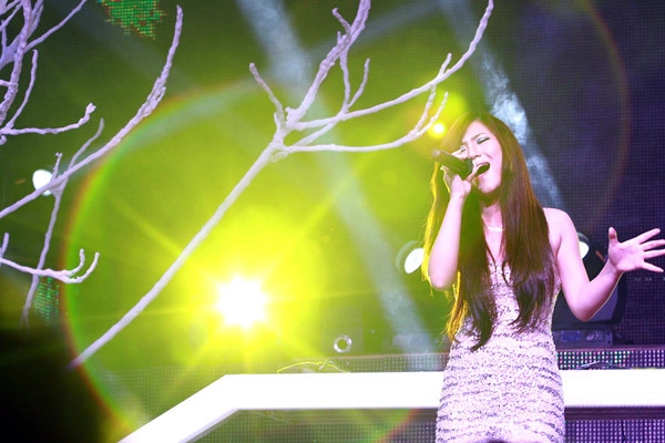 Quán quân "The Voice" trình bày "Anh" và "I will always love you", hai ca khúc mà cô từng để lại dấu ấn trong cuộc thi. Quán quân "The Voice" trình bày "Anh" và "I will always love you", hai ca khúc mà cô từng để lại dấu ấn trong cuộc thi.