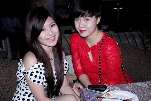 Đi cùng Hương Tràm tới dự buổi ra mắt chiều qua là Phương Linh của "The Voice". Đi cùng Hương Tràm tới dự buổi ra mắt chiều qua là Phương Linh của "The Voice".