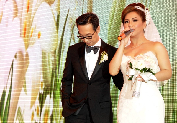 Minh Tuyết nói lời cảm ơn bạn bè, đồng nghiệp đã đến chung vui với cô. "Tôi muốn mọi người xem đây là một buổi tiệc nhẹ nhàng, ấm cúng và không nặng về nghi lễ, hình thức", nữ ca sĩ nói. Minh Tuyết nói lời cảm ơn bạn bè, đồng nghiệp đã đến chung vui với cô. "Tôi muốn mọi người xem đây là một buổi tiệc nhẹ nhàng, ấm cúng và không nặng về nghi lễ, hình thức", nữ ca sĩ nói.