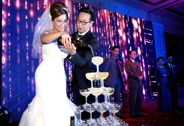 Đôi uyên ương tay trong tay rót rượu sâm banh mừng ngày hạnh phúc. Đôi uyên ương tay trong tay rót rượu sâm banh mừng ngày hạnh phúc.