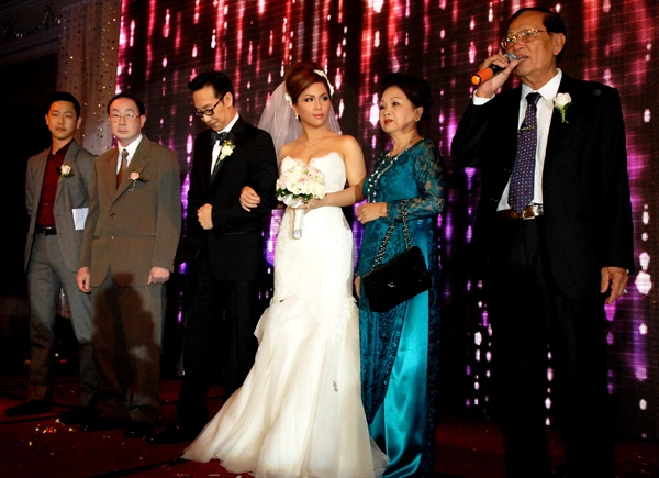Bố Minh Tuyết thay mặt gia đình hai họ gửi lời cảm ơn khách mời đã đến chúc phúc cho đôi uyên ương. Bố Minh Tuyết thay mặt gia đình hai họ gửi lời cảm ơn khách mời đã đến chúc phúc cho đôi uyên ương.