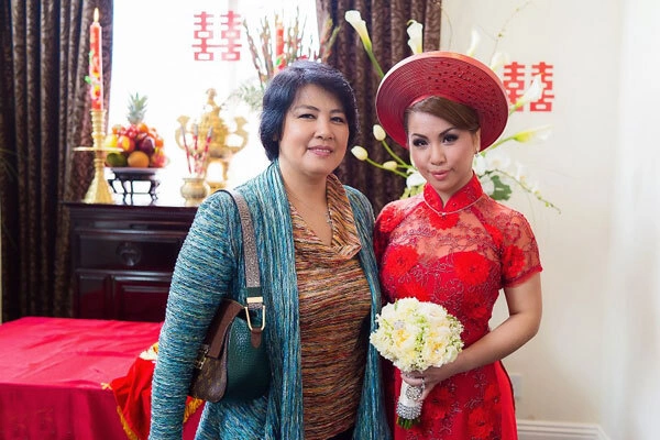 Áo dài đỏ bó sát, làm cô dâu thêm gợi cảm. Áo dài đỏ bó sát, làm cô dâu thêm gợi cảm.