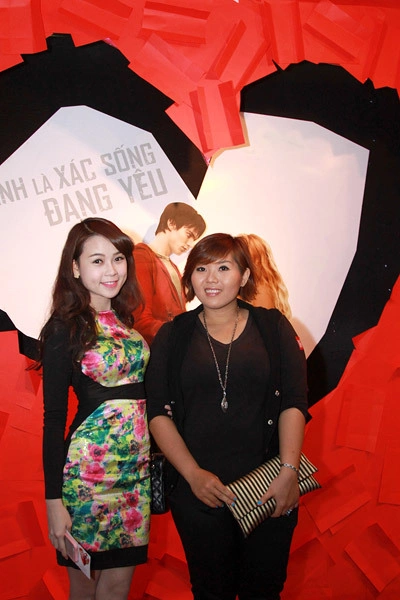 Hotgirl Sam váy hoa trẻ trung bên Phương Anh Idol. Hotgirl Sam váy hoa trẻ trung bên Phương Anh Idol.