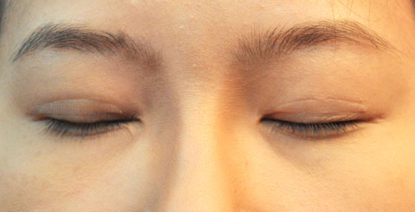 Ngoài việc dán mí, kích mí để đôi mắt nhìn to hơn, cô dâu còn có thể sử dụng cách đeo len giãn tròng. Tuy nhiên, cô dâu Quỳnh Lâm thích phong cách tự nhiên, mà khi đeo len giãn tròng thì mắt nhìn rất giả, nên chuyên viên trang điểm chỉ sử dụng kích mí thông thường để tạo độ to, tròn cho đôi mắt. Ngoài việc dán mí, kích mí để đôi mắt nhìn to hơn, cô dâu còn có thể sử dụng cách đeo len giãn tròng. Tuy nhiên, cô dâu Quỳnh Lâm thích phong cách tự nhiên, mà khi đeo len giãn tròng thì mắt nhìn rất giả, nên chuyên viên trang điểm chỉ sử dụng kích mí thông thường để tạo độ to, tròn cho đôi mắt.