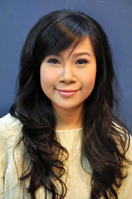 Khuôn mặt của cô dâu hơi đầy, mập nên cách đơn giản để "giảm béo" cho mặt là tạo kiểu tóc phồng. Tóc phồng giúp tỉ lệ mặt nhỏ lại. Khuôn mặt của cô dâu hơi đầy, mập nên cách đơn giản để "giảm béo" cho mặt là tạo kiểu tóc phồng. Tóc phồng giúp tỉ lệ mặt nhỏ lại.