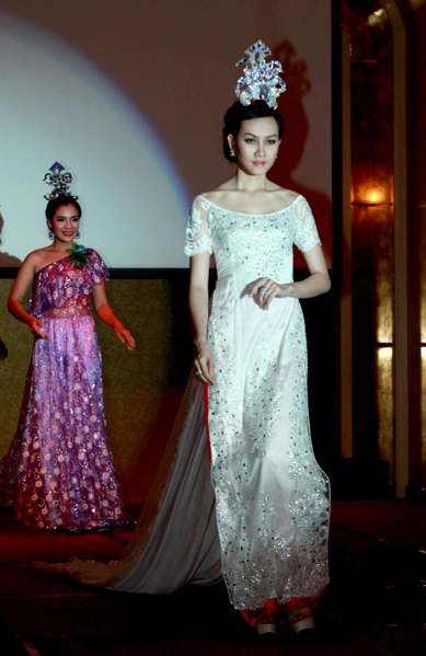 Chân dài Kim Duyên e ấp trong bộ trang phục cách điệu cổ thuyền gợi cảm. Chân dài Kim Duyên e ấp trong bộ trang phục cách điệu cổ thuyền gợi cảm.