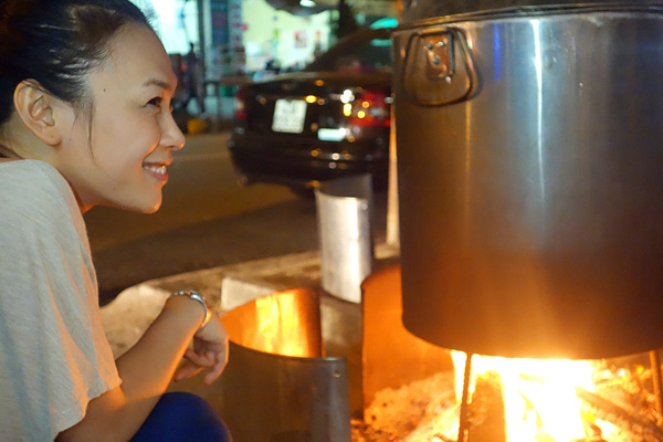 Nữ ca sĩ ngồi trước cổng nhà, cười tít mắt thích thú vì đây là khoảng thời gian thảnh thơi, yên bình nhất trong năm của cô. Nữ ca sĩ ngồi trước cổng nhà, cười tít mắt thích thú vì đây là khoảng thời gian thảnh thơi, yên bình nhất trong năm của cô.