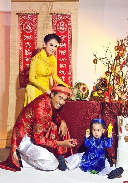 'Vợ chồng' Amy Hương - Quang Hòa cùng 'con trai' Bobby 'Vợ chồng' Amy Hương - Quang Hòa cùng 'con trai' Bobby