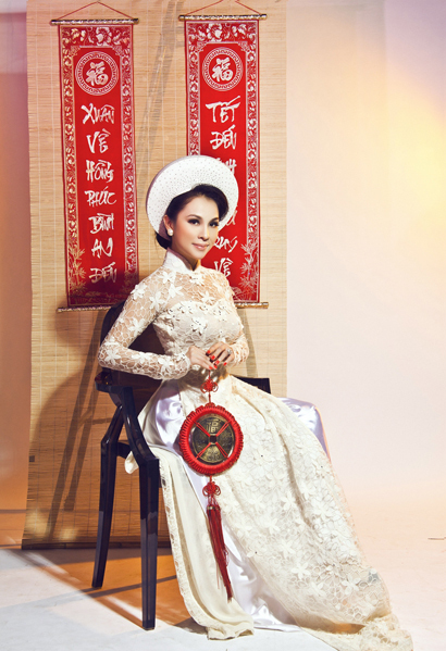 Diễn viên Việt kiều Amy Hương cũng khoe đường cong với áo dài xuân. Diễn viên Việt kiều Amy Hương cũng khoe đường cong với áo dài xuân.