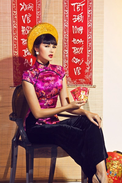 Người đẹp diễn xuất đa dạng, khi tươi cười Người đẹp diễn xuất đa dạng, khi tươi cười