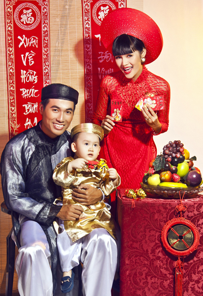 Cùng người mẫu nhí Bobby, cả hai đã trở thành một gia đình hạnh phúc, rộn ràng niềm vui đón năm mới. Cùng người mẫu nhí Bobby, cả hai đã trở thành một gia đình hạnh phúc, rộn ràng niềm vui đón năm mới.