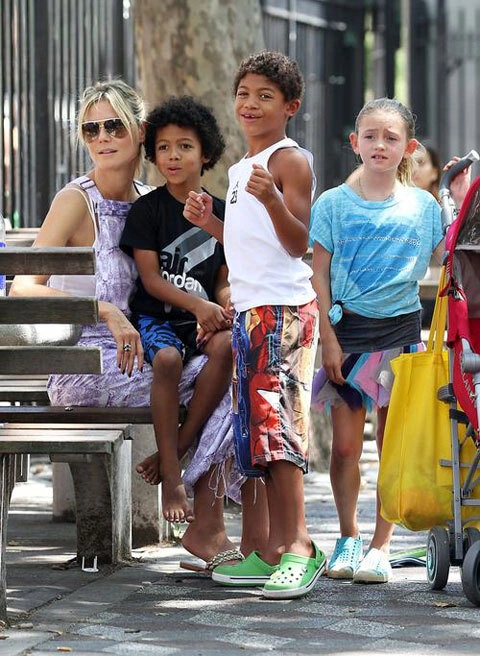Siêu mẫu Heidi Klum dạo chơi công viên với 4 nhóc tì Siêu mẫu Heidi Klum dạo chơi công viên với 4 nhóc tì