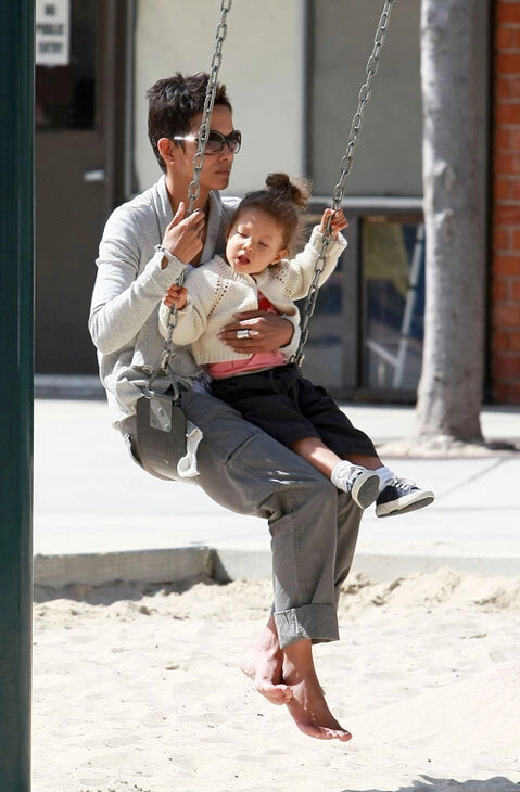 Halle Berry và cô con gái Nahla Halle Berry và cô con gái Nahla