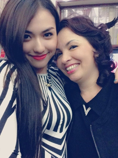 Chân dài Hồng Quế tự sướng tình cảm cùng mẹ. Các fan đều khen mẹ Hồng Quế trông thật đẹp và sang. Chân dài Hồng Quế tự sướng tình cảm cùng mẹ. Các fan đều khen mẹ Hồng Quế trông thật đẹp và sang.