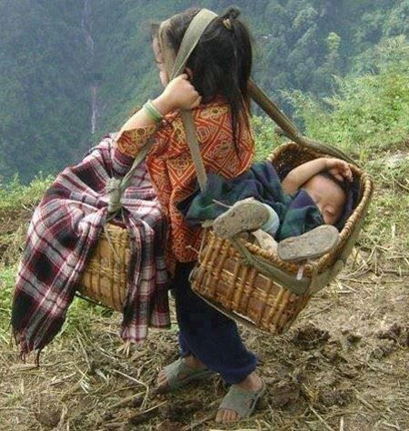 Chị gái bé nhỏ địu em trai& Chị gái bé nhỏ địu em trai&