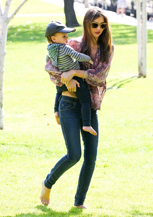 Hai mẹ con cùng đi chân đất trên cỏ. Hai mẹ con cùng đi chân đất trên cỏ.