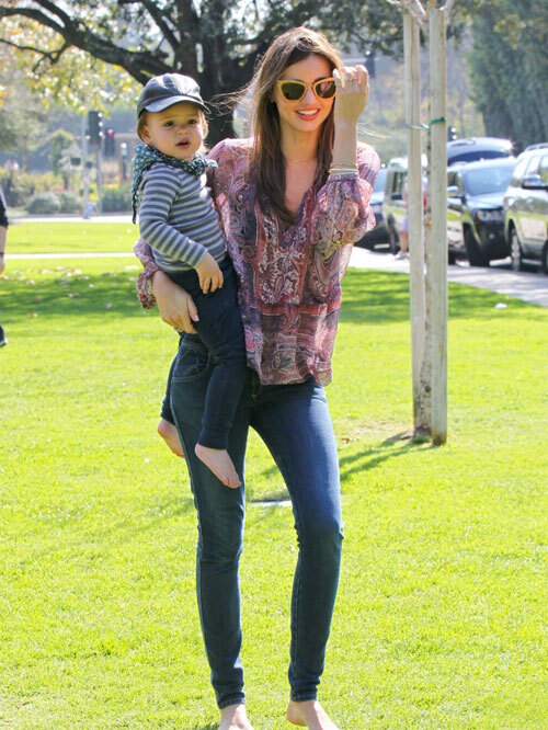 Miranda giản dị với áo hoa và quần jeans, rạng rỡ bế Flynn tới Coldwater Canyon Park vào chiều chủ nhật. Miranda giản dị với áo hoa và quần jeans, rạng rỡ bế Flynn tới Coldwater Canyon Park vào chiều chủ nhật.