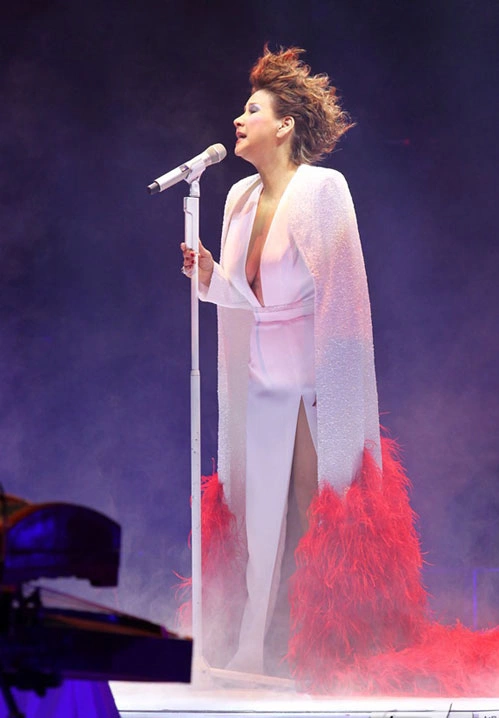 Ăn mặc gợi cảm, nữ ca sĩ nổi tiếng tự tin với hình thể tuổi lên lão. Ăn mặc gợi cảm, nữ ca sĩ nổi tiếng tự tin với hình thể tuổi lên lão.