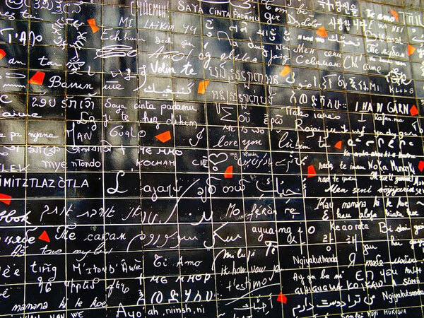 Nằm trong khuôn viên khu vườn Abbesses ở Montmartre, Paris, bức tường được thực hiện từ ý tưởng của hai nghệ sĩ Frederic Baron và Claire Kito. Nằm trong khuôn viên khu vườn Abbesses ở Montmartre, Paris, bức tường được thực hiện từ ý tưởng của hai nghệ sĩ Frederic Baron và Claire Kito.