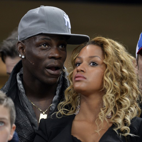 Balotelli cùng bạn gái mới Balotelli cùng bạn gái mới