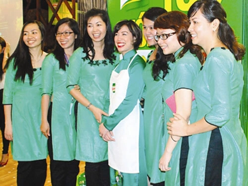 Christine Hà (giữa) cùng các cộng sự thực hiện MasterChef Việt Nam. Ảnh: Tiền Phong. Christine Hà (giữa) cùng các cộng sự thực hiện MasterChef Việt Nam. Ảnh: Tiền Phong.