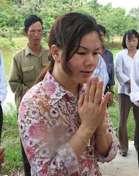 Nhà ngoại cảm Phan Thị Bích Hằng trong một chuyến đi tìm mộ liệt sĩ. Nhà ngoại cảm Phan Thị Bích Hằng trong một chuyến đi tìm mộ liệt sĩ.