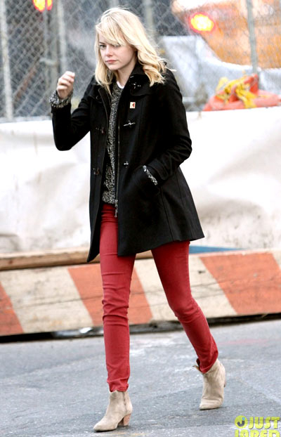 Emma Watson runs across a street before the stoplight changes on Thursday (February 21) in New York City's Lower East Side. Emma Watson runs across a street before the stoplight changes on Thursday (February 21) in New York City's Lower East Side.