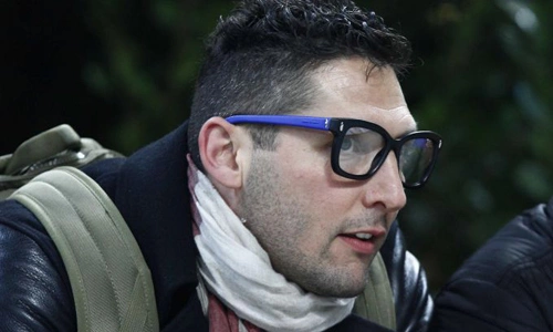 Materazzi, cựu cầu thủ Inter đeo kính sành điệu tới cổ vũ trận derby thành Milan Materazzi, cựu cầu thủ Inter đeo kính sành điệu tới cổ vũ trận derby thành Milan