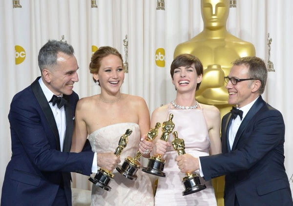 Niềm vui chiến thắng rạng ngời của 4 ngôi sao: Daniel Day-Lewis (Nam diễn viên chính xuất sắc), Jennifer Lawrence (Nữ diễn viên chính xuất sắc), Anne Hathaway (Nữ diễn viên phụ xuất sắc) và Christoph Waltz (Nam diễn viên phụ xuất sắc). Niềm vui chiến thắng rạng ngời của 4 ngôi sao: Daniel Day-Lewis (Nam diễn viên chính xuất sắc), Jennifer Lawrence (Nữ diễn viên chính xuất sắc), Anne Hathaway (Nữ diễn viên phụ xuất sắc) và Christoph Waltz (Nam diễn viên phụ xuất sắc).