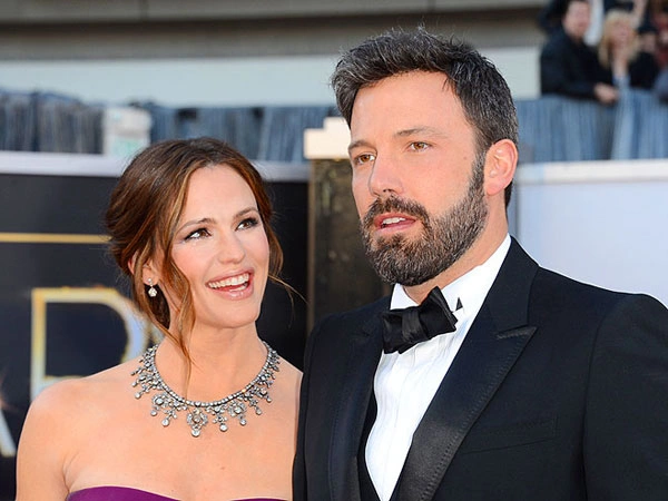 Jennifer Garner âu yếm nhìn "ông xã" Ben Affleck. Jennifer Garner âu yếm nhìn "ông xã" Ben Affleck.