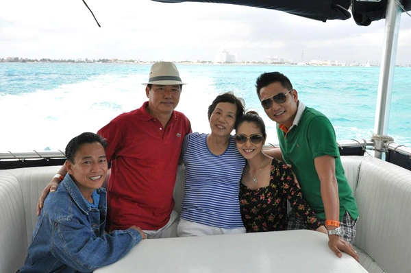 Hình ảnh ấm áp của vợ chồng Hoa hậu bên người thân, bạn bè tại Mexico. Hình ảnh ấm áp của vợ chồng Hoa hậu bên người thân, bạn bè tại Mexico.