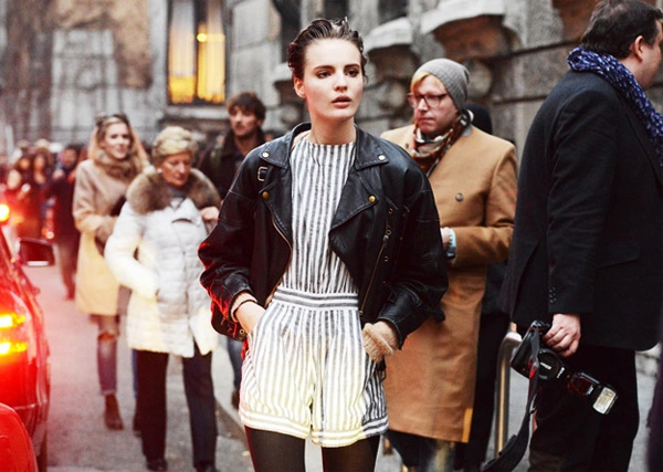 Playsuit và áo khoác da là cách mix khá độc đáo. Playsuit và áo khoác da là cách mix khá độc đáo.