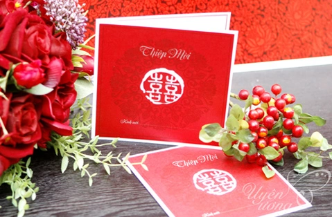 Thiệp cưới Nghinh Xuân: Chào đón 1 mùa xuân tươi sáng, mở đầu cho 1 cuộc hôn nhân tốt đẹp. Một mẫu thiệp đầy phong cách, trẻ trung nhưng vẫn mang âm hưởng của truyền thống.