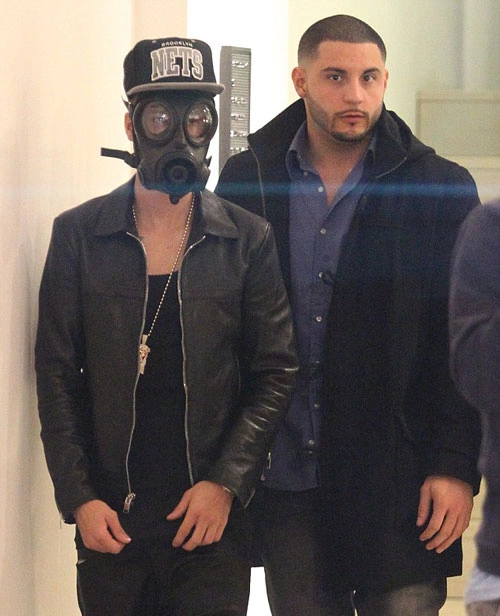 Giọng ca "Baby" tranh thủ đi mua sắm trong lúc rảnh rỗi khi đang đi tour ở Anh. Giọng ca "Baby" tranh thủ đi mua sắm trong lúc rảnh rỗi khi đang đi tour ở Anh.