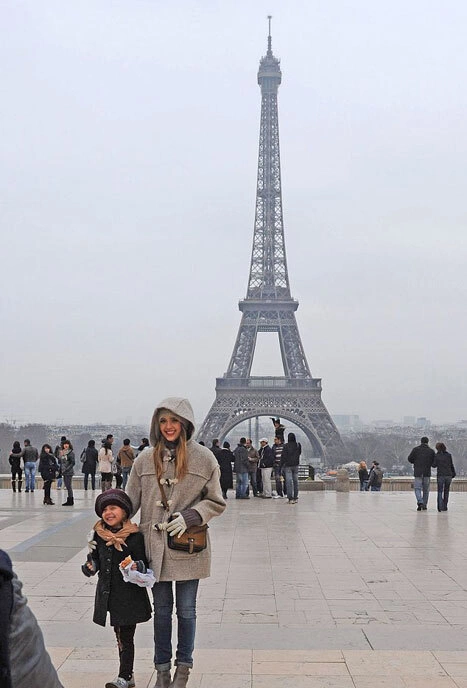 Hai mẹ con Jessica Alba rạng rỡ chụp ảnh bên tháp Eiffel. Hai mẹ con Jessica Alba rạng rỡ chụp ảnh bên tháp Eiffel.