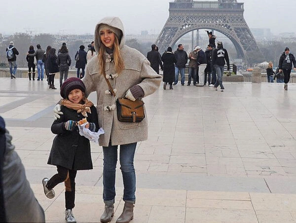 Jessica khoe những hình ảnh du hí cùng con gái ở Paris trên Twitter. Jessica khoe những hình ảnh du hí cùng con gái ở Paris trên Twitter.