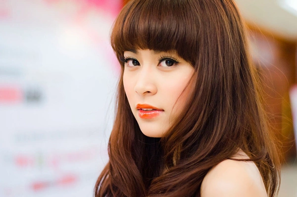Gương mặt của cô như búp bê, rất xinh xắn và đáng yêu. Gương mặt của cô như búp bê, rất xinh xắn và đáng yêu.