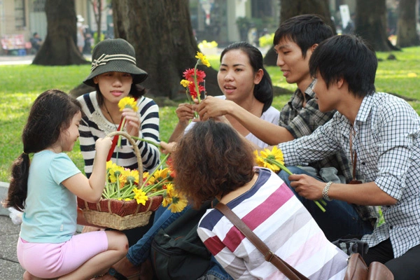 rồi một ngày, lọt vô khung hình của Như Quỳnh là hình ảnh ngây thơ, trong sáng của em bé bán hoa, cách em mời mọi người mua, trò chuyện nhỏ nhẹ rồi lễ phép cám ơn& rồi một ngày, lọt vô khung hình của Như Quỳnh là hình ảnh ngây thơ, trong sáng của em bé bán hoa, cách em mời mọi người mua, trò chuyện nhỏ nhẹ rồi lễ phép cám ơn&