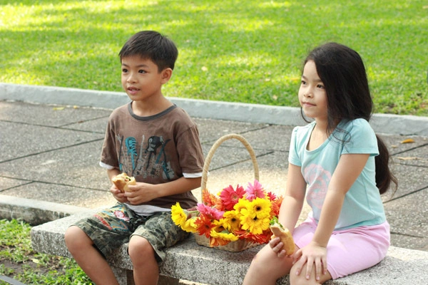 Và Như Quỳnh không ngờ những bức ảnh đó lại góp phần tạo nên cảm hứng sáng tác cho anh bạn nhạc sĩ của mình. Và Như Quỳnh không ngờ những bức ảnh đó lại góp phần tạo nên cảm hứng sáng tác cho anh bạn nhạc sĩ của mình.